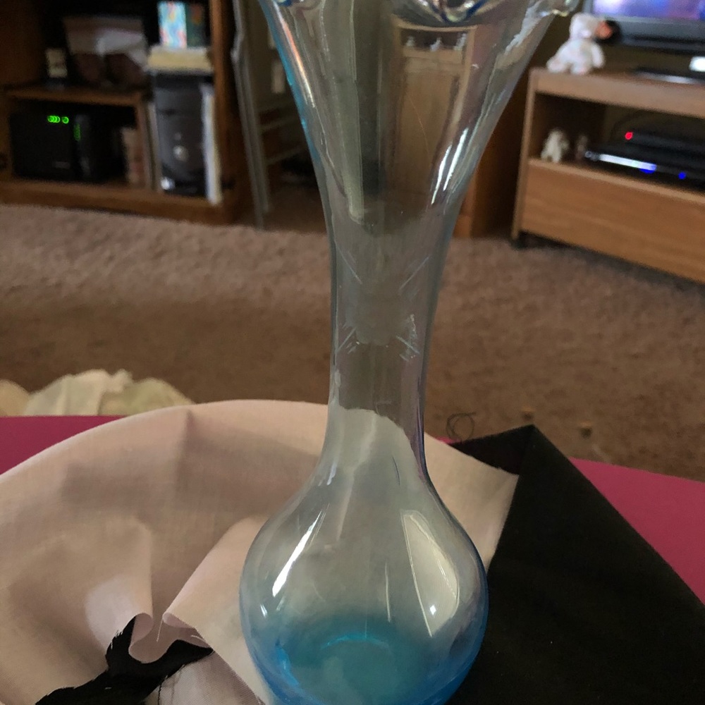 NWOT - Beautiful Blue Etched Glass Vase - Picture 2 of 6